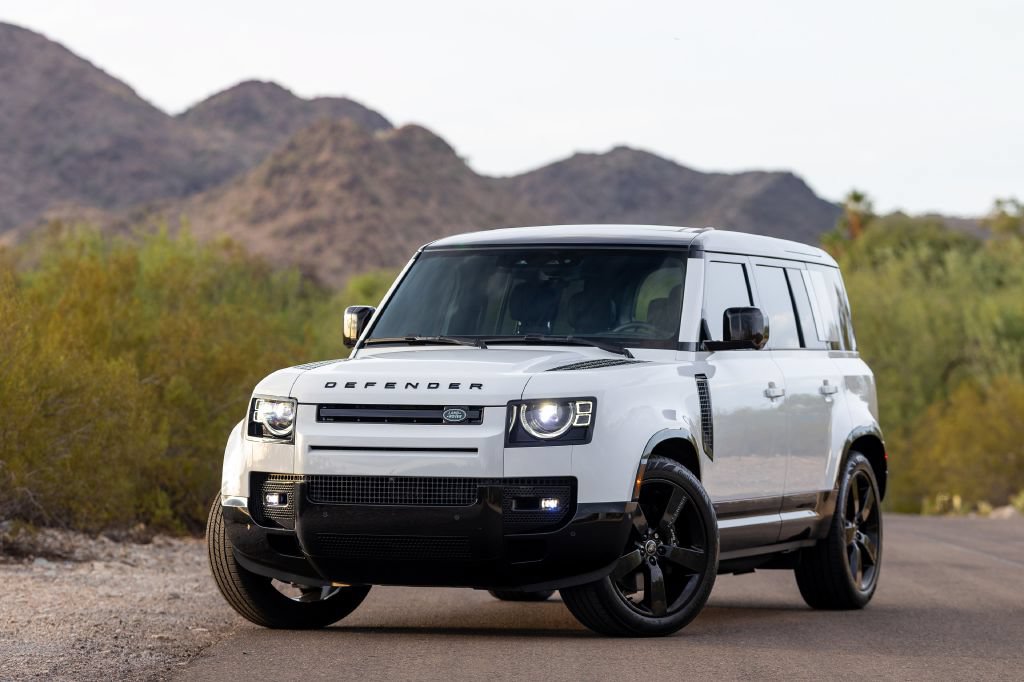 Used 2025 Land Rover Defender 110 V8 AWD/4WD image 4