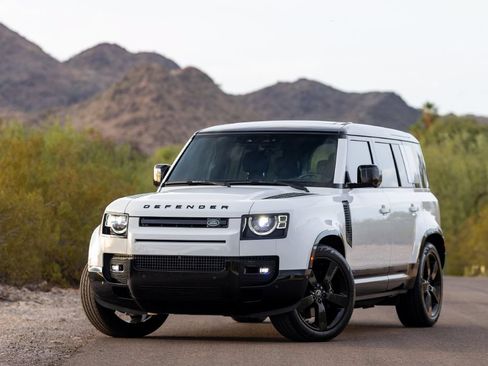 Used 2025 Land Rover Defender 110 V8 AWD/4WD image 4