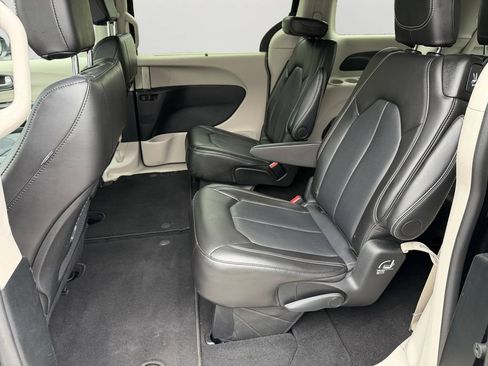 Used 2024 Chrysler Pacifica Touring-L FWD image 15
