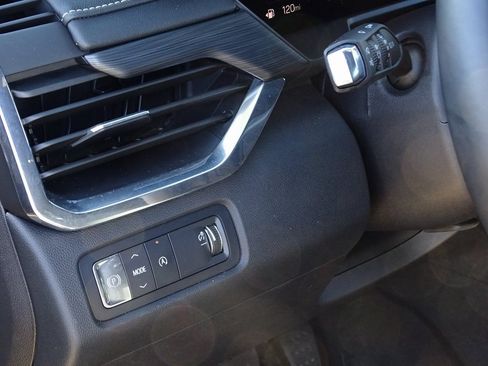 Used 2025 GMC Acadia Elevation image 17