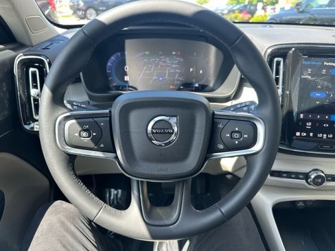 Used 2025 Volvo XC40 B5 Plus AWD/4WD image 13