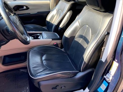 Used 2022 Chrysler Pacifica Limited w/ Uconnect Theater Family Group FWD image 29