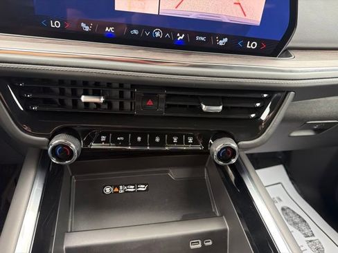 Used 2025 Chevrolet Suburban Z71 AWD/4WD image 18
