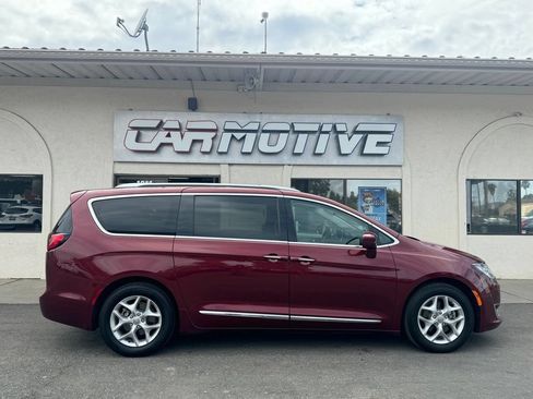 Used 2019 Chrysler Pacifica Touring-L Plus w/ Tire & Wheel Group FWD image 3
