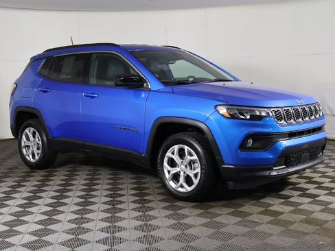 Used 2024 Jeep Compass Latitude AWD/4WD image 2