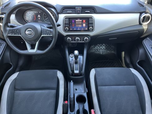 Used 2021 Nissan Versa SV image 3