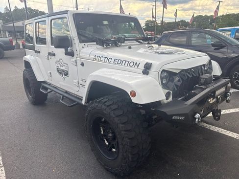 Used 2017 Jeep Wrangler Unlimited Sahara AWD/4WD image 4