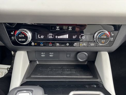 Used 2025 Mitsubishi Outlander AWD image 38