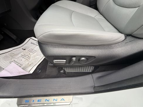 Certified 2023 Toyota Sienna XLE FWD image 37