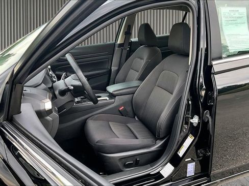 Used 2025 Nissan Altima 2.5 SV FWD image 25