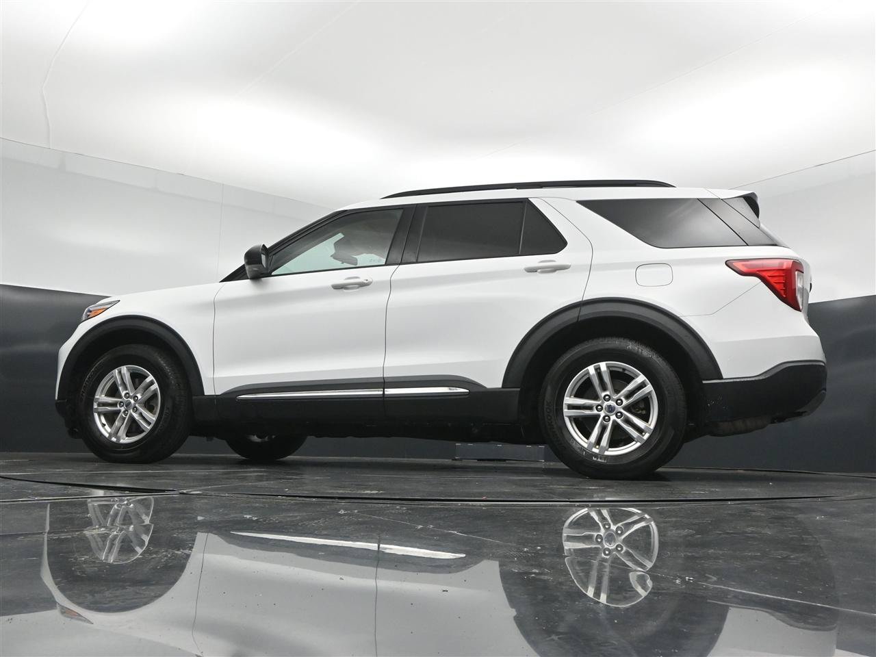 Used 2021 Ford Explorer XLT w/ Equipment Group 202A RWD image 34