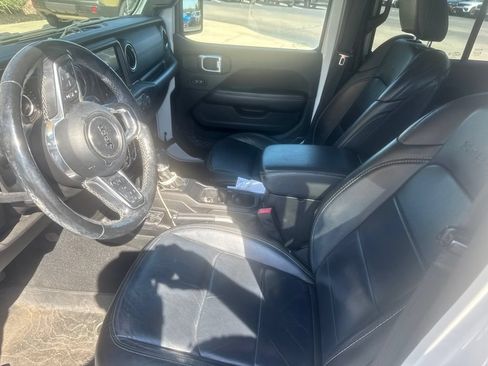 Used 2019 Jeep Wrangler Unlimited Sahara AWD/4WD image 4