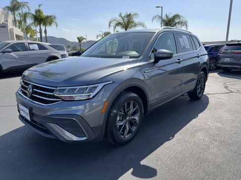 Used 2023 Volkswagen Tiguan SE w/ Panoramic Sunroof Package FWD image 7