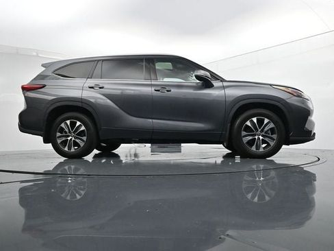 Used 2022 Toyota Highlander XLE AWD/4WD image 36