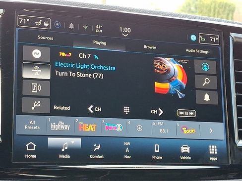 Used 2025 Chrysler Pacifica Limited image 28