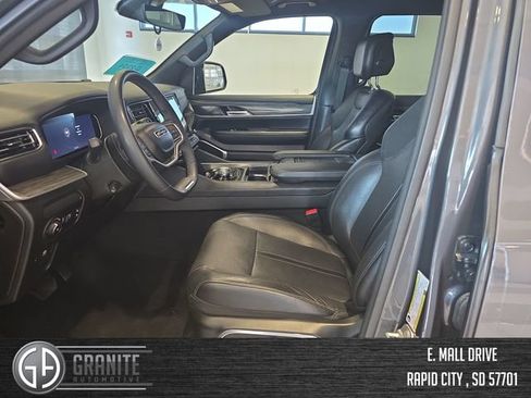 Used 2024 Jeep Wagoneer Series III AWD/4WD image 9