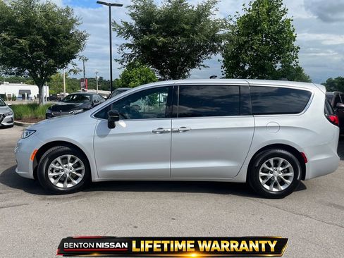 Used 2026 Chrysler Pacifica Limited FWD image 5