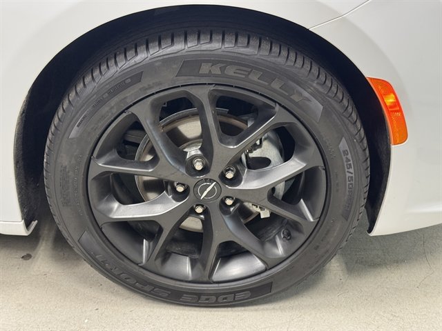 Used 2025 Chrysler Pacifica Limited FWD image 9
