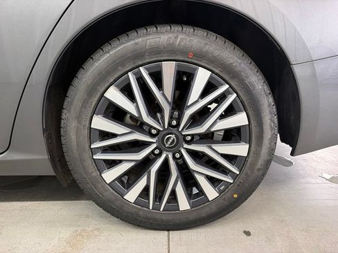 Used 2025 Nissan Altima 2.5 SV FWD image 9