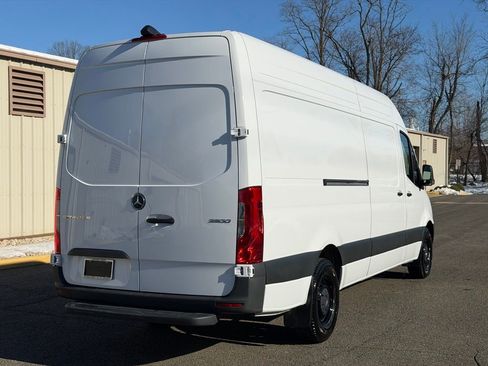 Used 2025 Mercedes-Benz Sprinter 2500 image 4