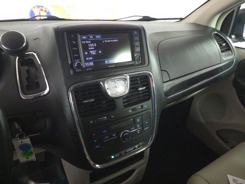 Used 2015 Chrysler Town & Country Touring image 39