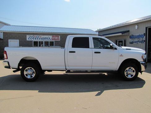 Used 2022 RAM 2500 Tradesman w/ Chrome Appearance Group AWD/4WD image 4