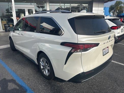Used 2021 Toyota Sienna Limited image 3