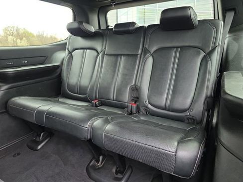 Used 2024 Jeep Wagoneer Series II w/ Flexible Seating Group RWD image 12