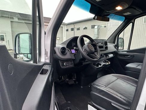 Used 2022 Mercedes-Benz Sprinter 1500 image 17