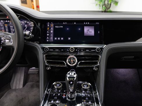 Used 2024 Bentley Flying Spur Plug-In Hybrid AWD/4WD image 17