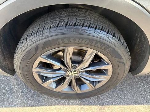 Used 2022 Volkswagen Tiguan SE w/ Panoramic Sunroof Package FWD image 13
