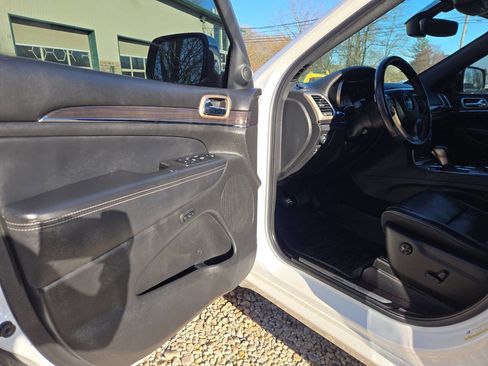 Used 2017 Jeep Grand Cherokee Overland image 15