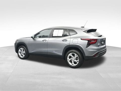 Used 2025 Chevrolet Trax LS w/ LS Convenience Package FWD image 3