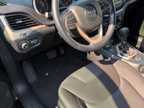 Used 2017 Jeep Cherokee Latitude AWD/4WD image 11