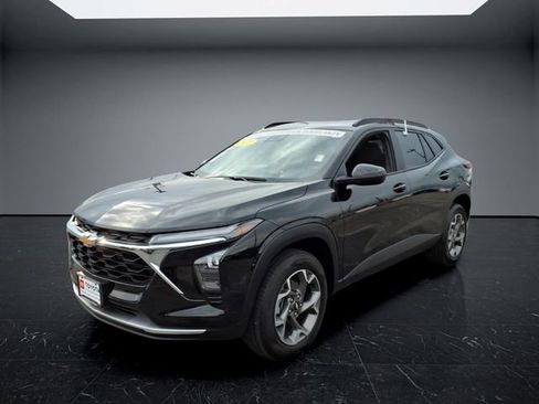 Used 2025 Chevrolet Trax LT FWD image 8