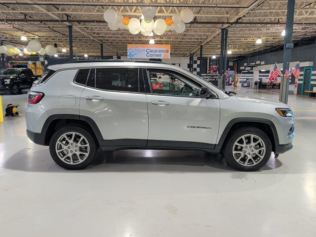 Used 2022 Jeep Compass Latitude AWD/4WD image 6