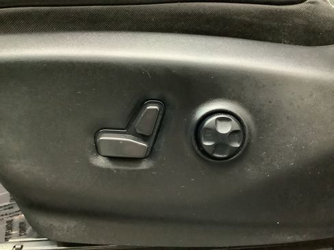 Used 2024 Chrysler Pacifica Limited w/ Uconnect Theater Family Group image 15