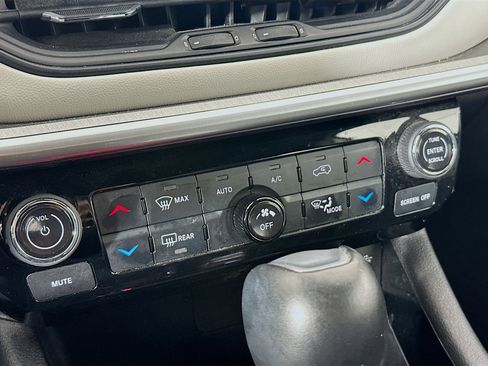 Used 2025 Jeep Compass Limited image 23