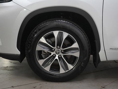 Used 2025 Toyota Highlander XLE AWD/4WD image 30