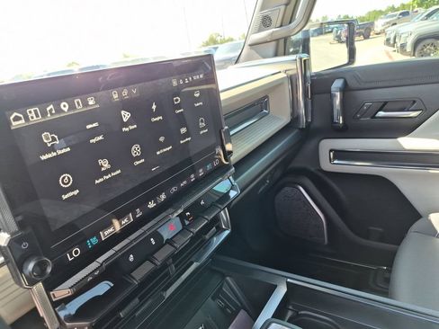 New 2026 GMC Hummer EV 4x4 Crew Cab w/ LPO, Dark Essentials Package image 24