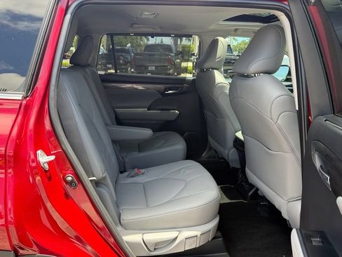 Certified 2025 Toyota Highlander Limited FWD image 17