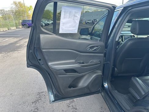 Used 2019 GMC Acadia SLT w/ LPO, Floor Liner Package FWD image 13