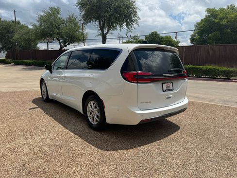 Used 2024 Chrysler Pacifica Touring-L FWD image 9