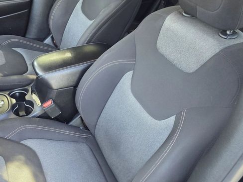 Used 2018 Jeep Cherokee Latitude FWD image 10