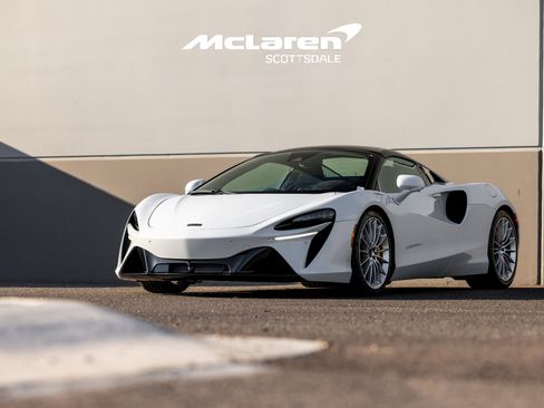 Used 2025 McLaren Artura Spider image 4