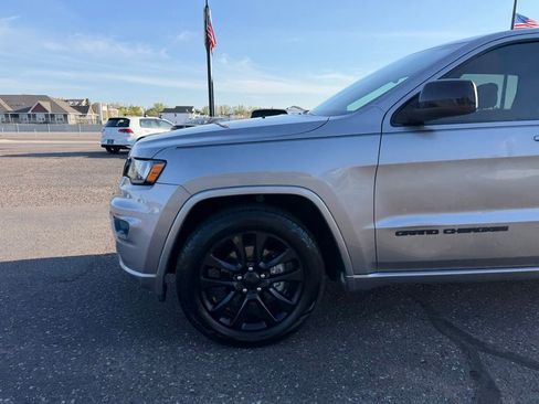 Used 2017 Jeep Grand Cherokee Altitude AWD/4WD image 10