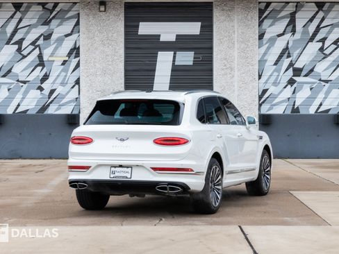 Used 2025 Bentley Bentayga image 14