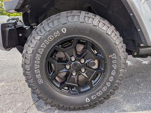 Certified 2022 Jeep Gladiator Willys image 10