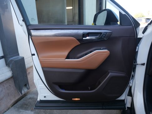 Used 2021 Toyota Highlander Platinum image 16