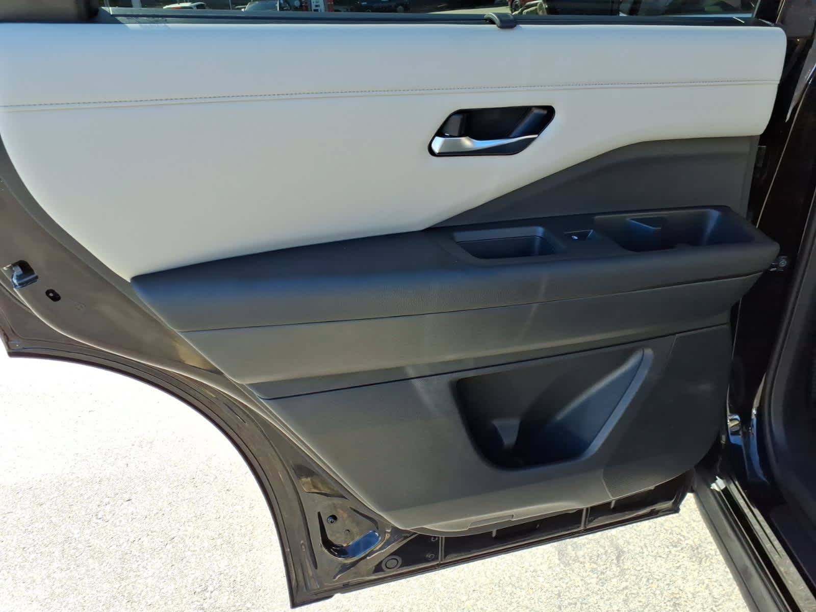 Used 2023 Nissan Pathfinder SL AWD/4WD image 12